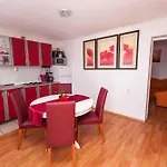 Apartment In 5176 *
