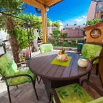 Apartment In 5176 *
