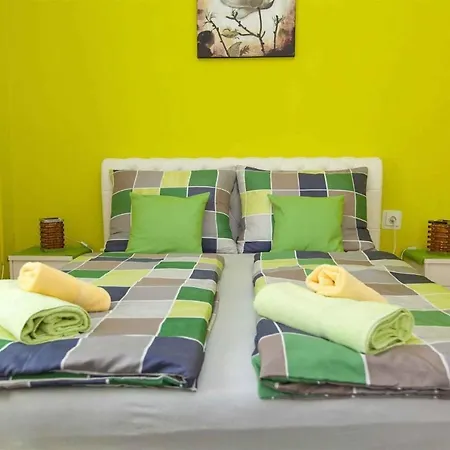 Apartment In 5176 *