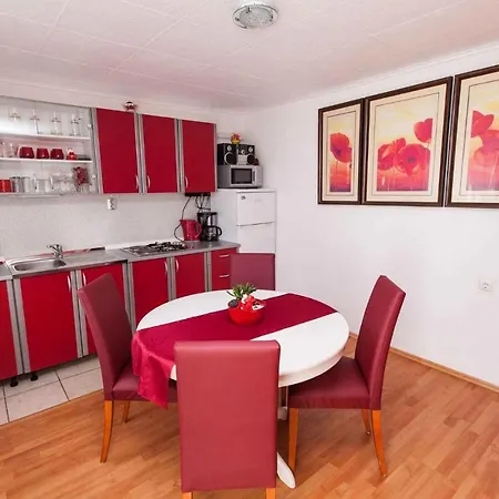 In 5176 Apartment *